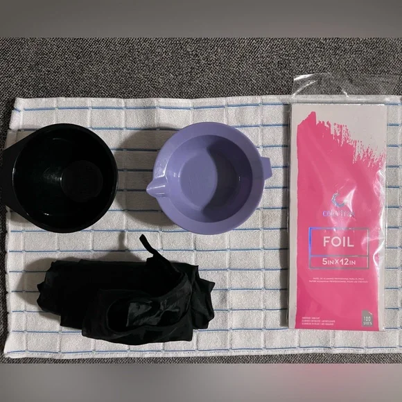 Hair Dye Kit with 2 Bowls, cape and foils. - Picture 6 of 6